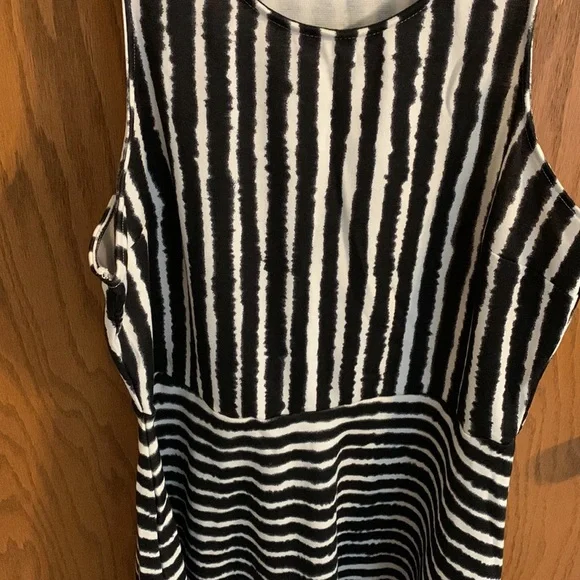 H&M black and white striped skater style sleeveless dress large - Picture 3 of 6